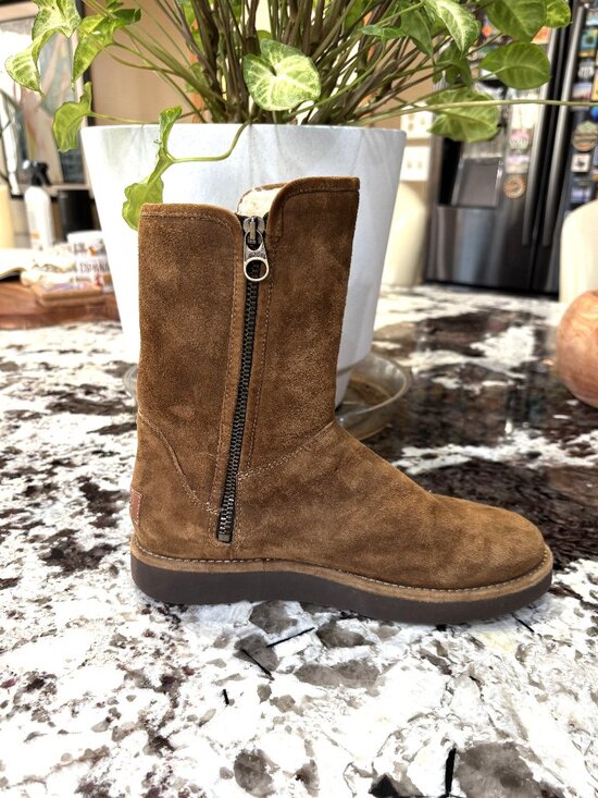 UGG Abree Short II Classic Luxe Boot, Size 6 - Picture 6 of 11